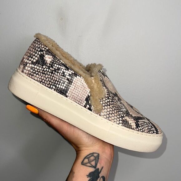 VINCE CAMUTO KATERINDA SLIP-ON SNEAKER Animal print Sherpa Lined Snakeskin 7.5 - Picture 2 of 7